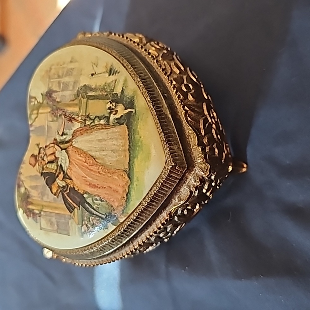 Vintage jewelry music box